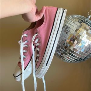 Low top pink converse